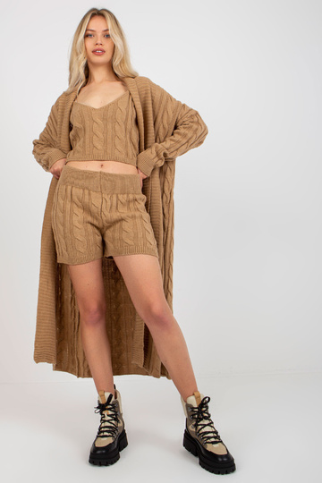 Kamieļu trīsdaļīgs... 2