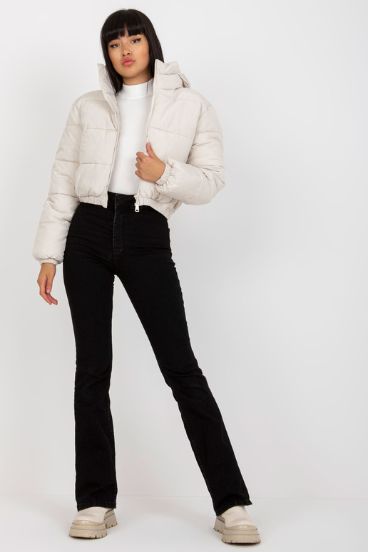 Gaiši bēša īsa ziemas jaka ar kapuci... Gaiši bēša īsa ziemas jaka ar kapuci...