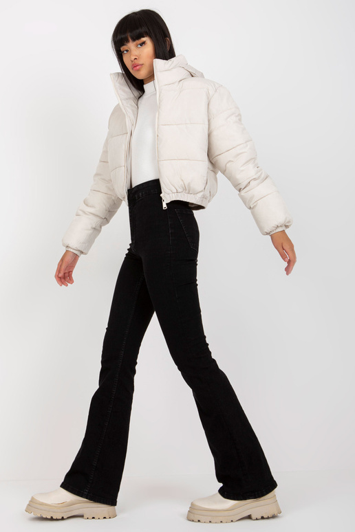 Gaiši bēša īsa ziemas jaka ar kapuci... Gaiši bēša īsa ziemas jaka ar kapuci...