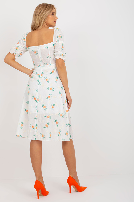 Balta un oranža puķaina midi kleita...