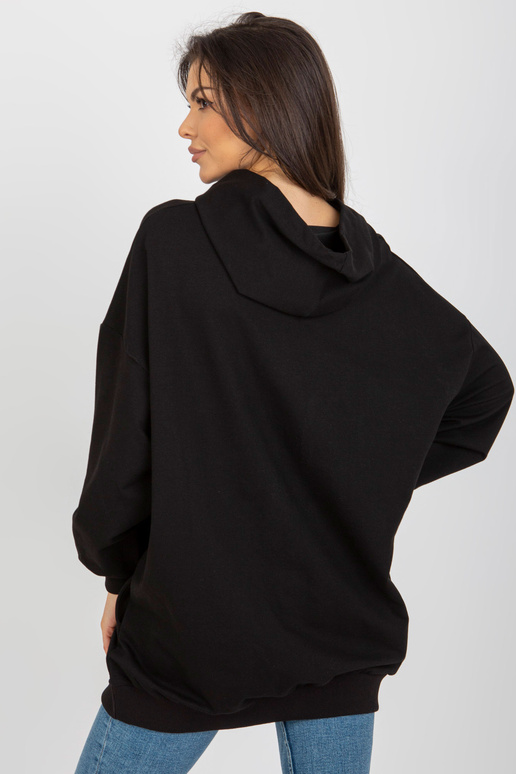 Melns sporta krekls ar apdruku un kapuci