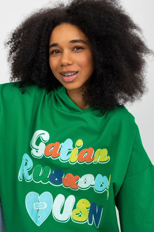 Zaļš džemperis ar uzrakstiem un kapuci Zaļš džemperis ar uzrakstiem un kapuci