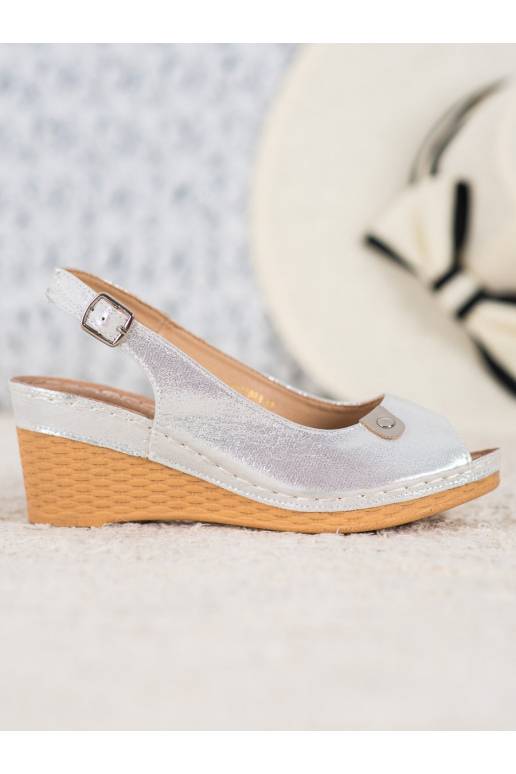 Mirdzošas ar platformus basenes