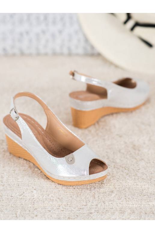 Mirdzošas ar platformus basenes