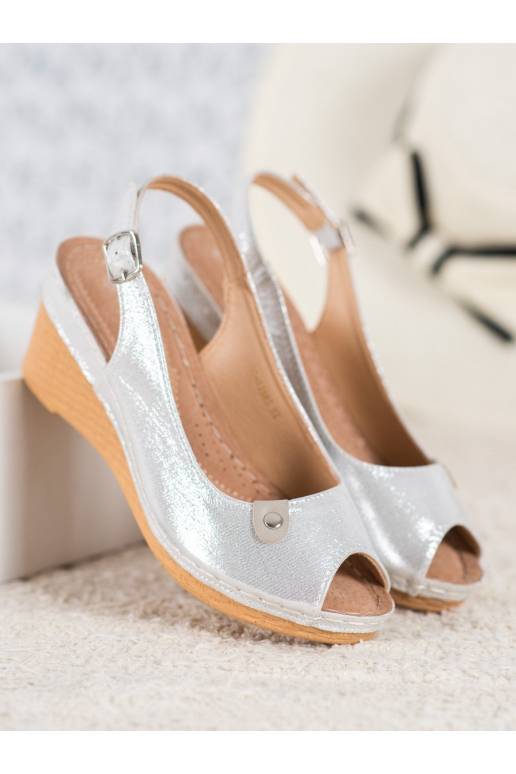 Mirdzošas ar platformus basenes