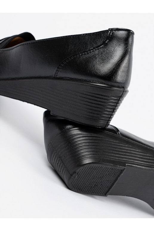  Melnas krāsas kurpes 