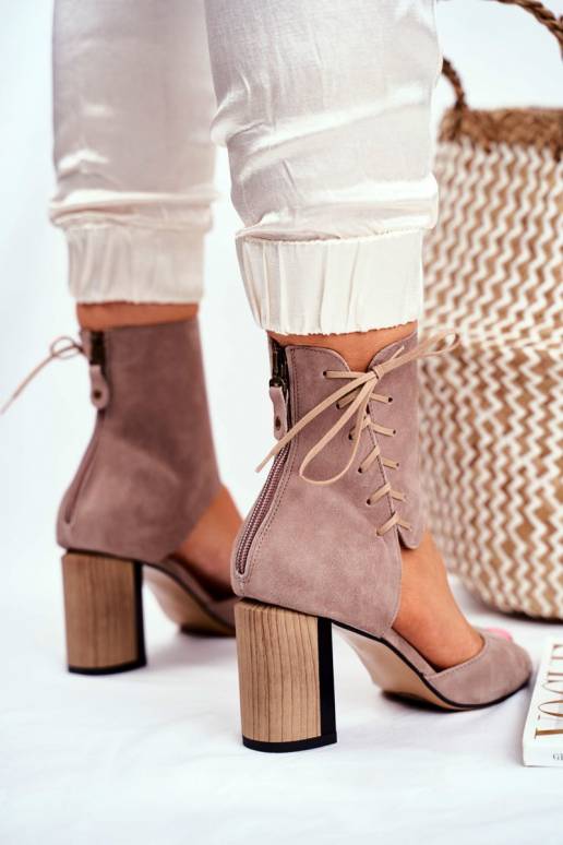 Sieviešu basenes smilšu krāsas zamšādas Sieviešu basenes smilšu krāsas zamšādas