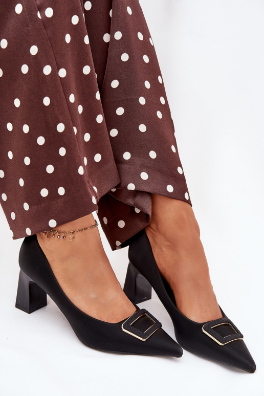 Kurpes ar papēdi dekorēti ar sprādzēm Melns Seriva