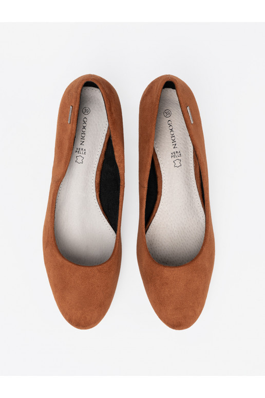 brūnas krāsas puszābaki z ozdobnym m obcasem