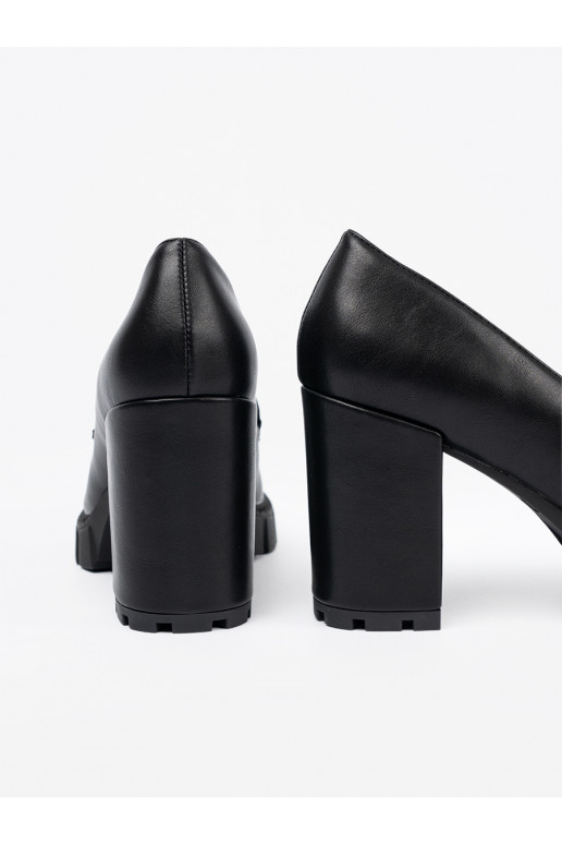 Melns mokasīni uz papēža z traperową podeszwą