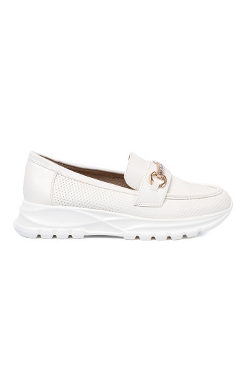 baltas krāsas mokasīni z dekoracyjnym m elementem.