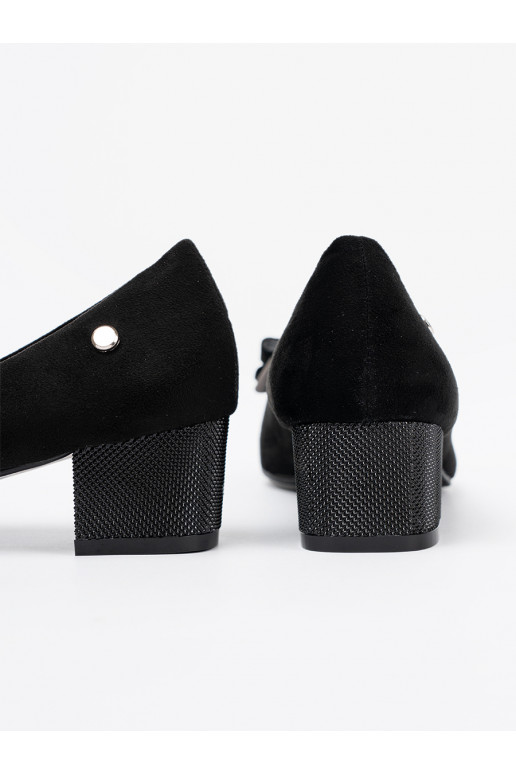 Melns puszābaki  uz papēža Melns puszābaki  uz papēža