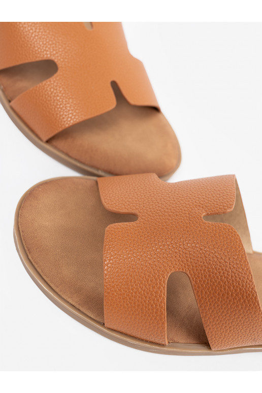 Brūnas krāsas čības   z wycięciami