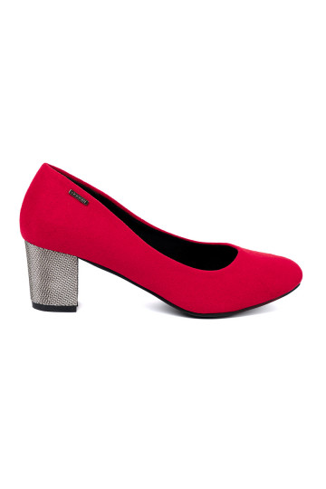 sarkanas krāsas puszābaki na m słupku