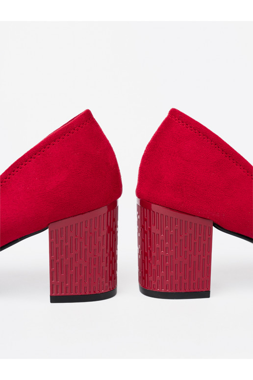 Eleganta stila puszābaki na ozdobnym słupku