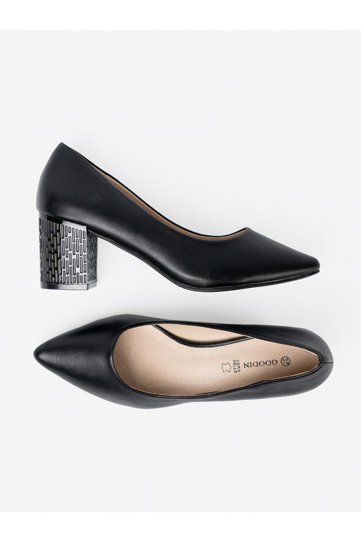 Melns puszābaki na efektownym słupku