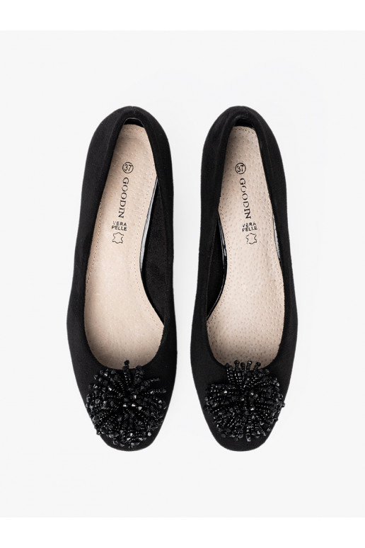 Melns puszābaki z ozdobną broszką z koralików