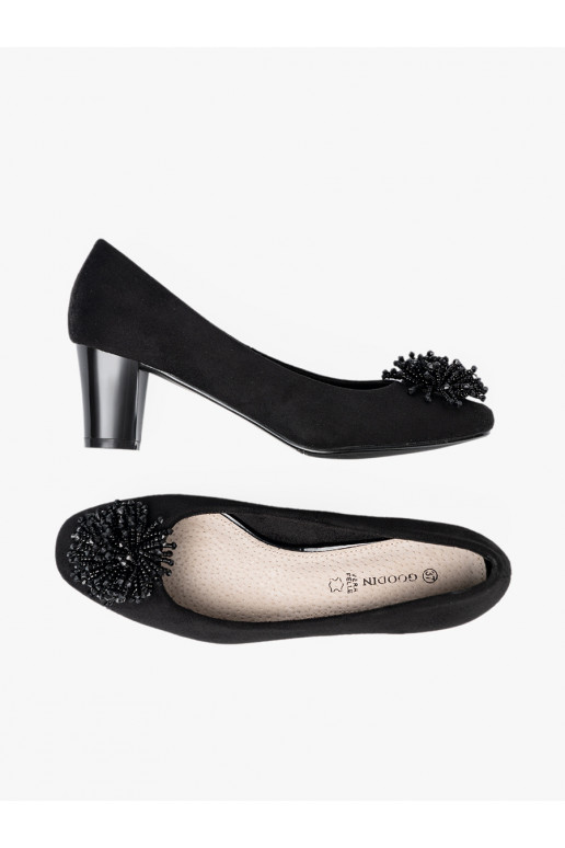 Melns puszābaki z ozdobną broszką z koralików