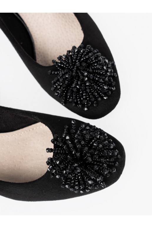 Melns puszābaki z ozdobną broszką z koralików