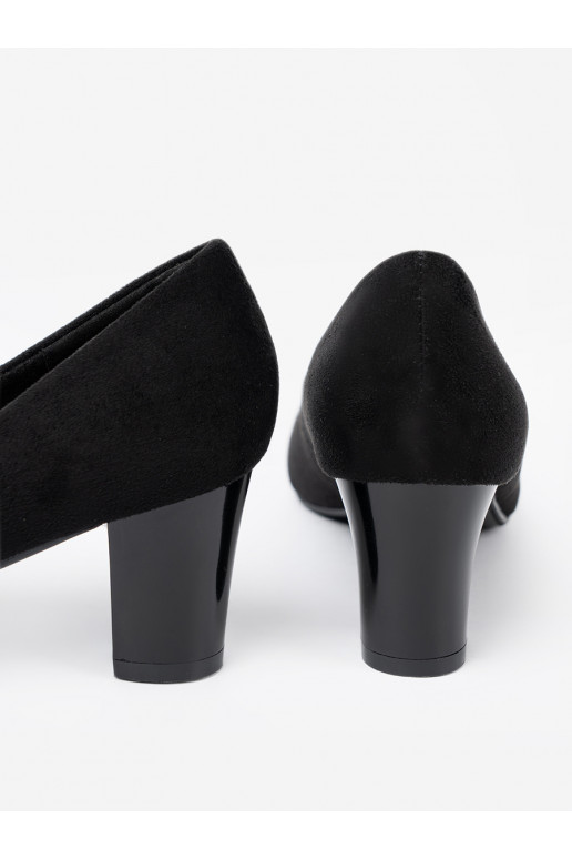 Melns puszābaki z ozdobną broszką z koralików