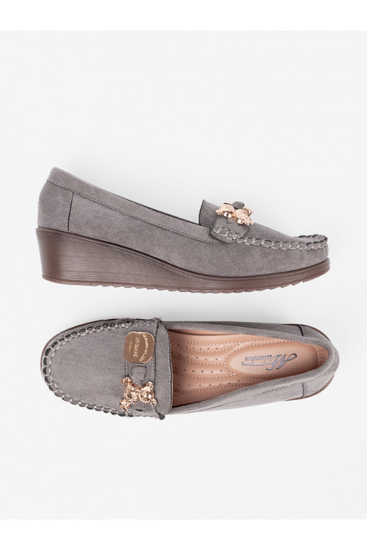 Pelēkas krāsas kurpes ar zelta detaļām