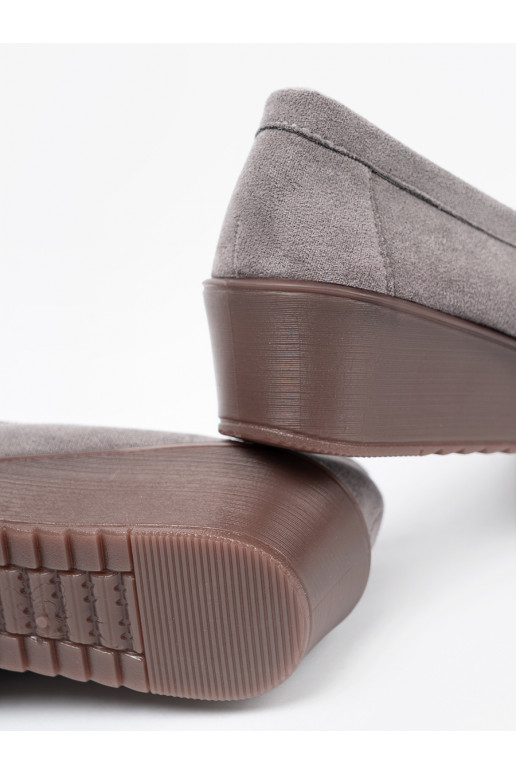 Pelēkas krāsas kurpes ar zelta detaļām