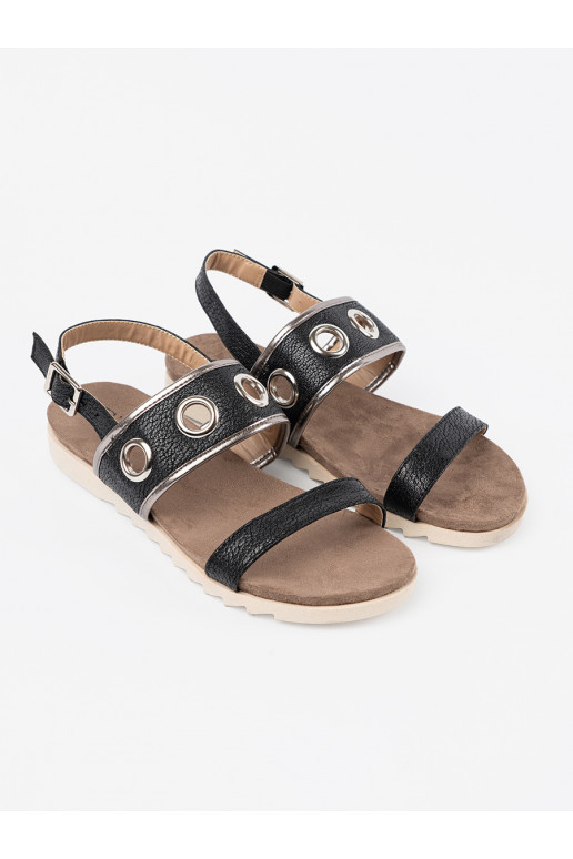 Melns kurpes z ozdobnymi metalowymi kółkami