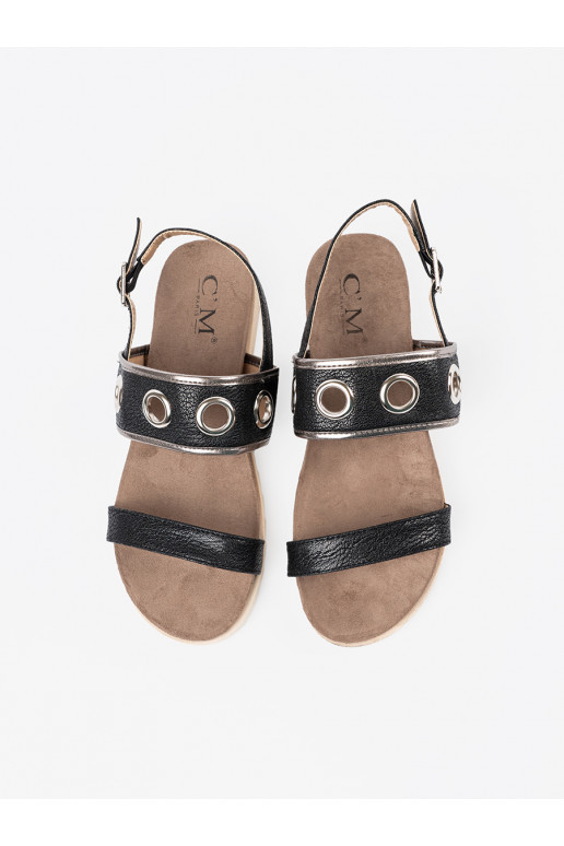 Melns kurpes z ozdobnymi metalowymi kółkami