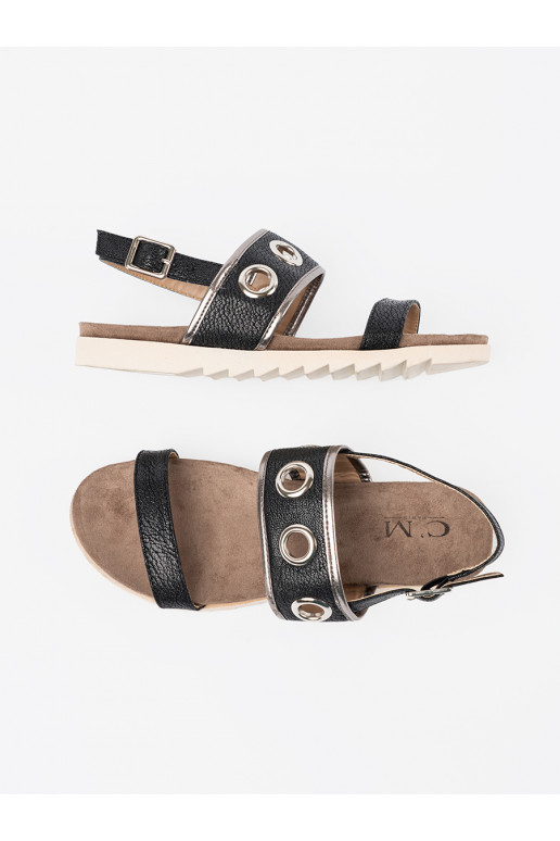 Melns kurpes z ozdobnymi metalowymi kółkami