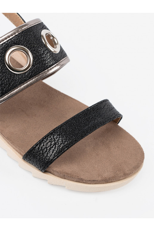 Melns kurpes z ozdobnymi metalowymi kółkami