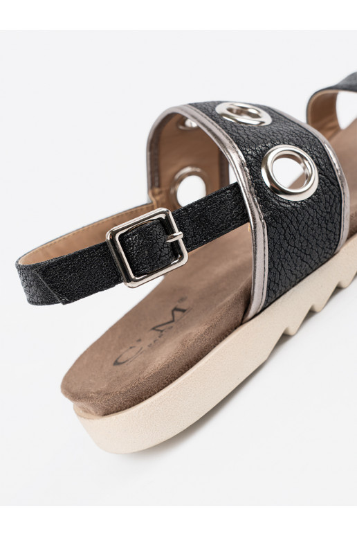 Melns kurpes z ozdobnymi metalowymi kółkami