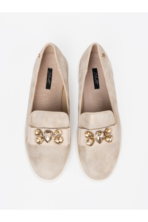Zelta krāsas mokasīni z biżuteryjnym detalem na przodzie Zelta krāsas mokasīni z biżuteryjnym detalem na przodzie