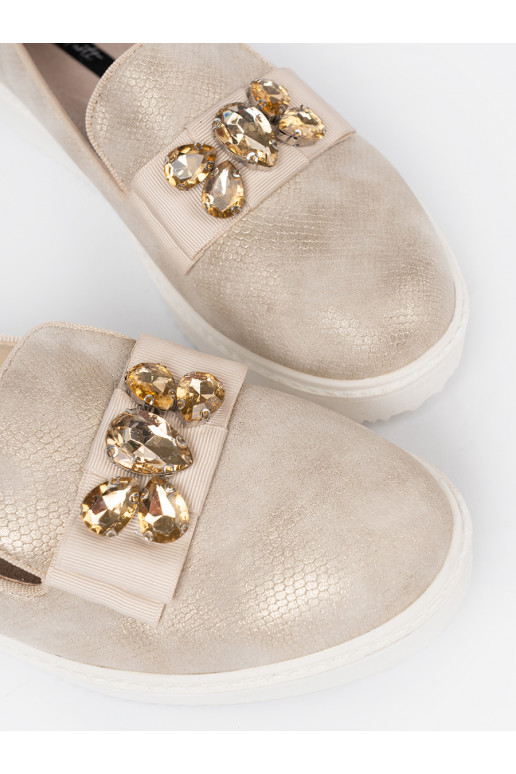 Zelta krāsas mokasīni z biżuteryjnym detalem na przodzie Zelta krāsas mokasīni z biżuteryjnym detalem na przodzie