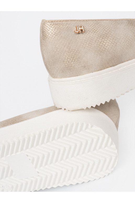 Zelta krāsas mokasīni z biżuteryjnym detalem na przodzie Zelta krāsas mokasīni z biżuteryjnym detalem na przodzie