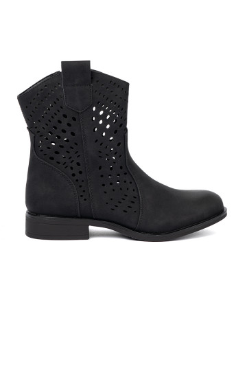 Melnas krāsas zābaki