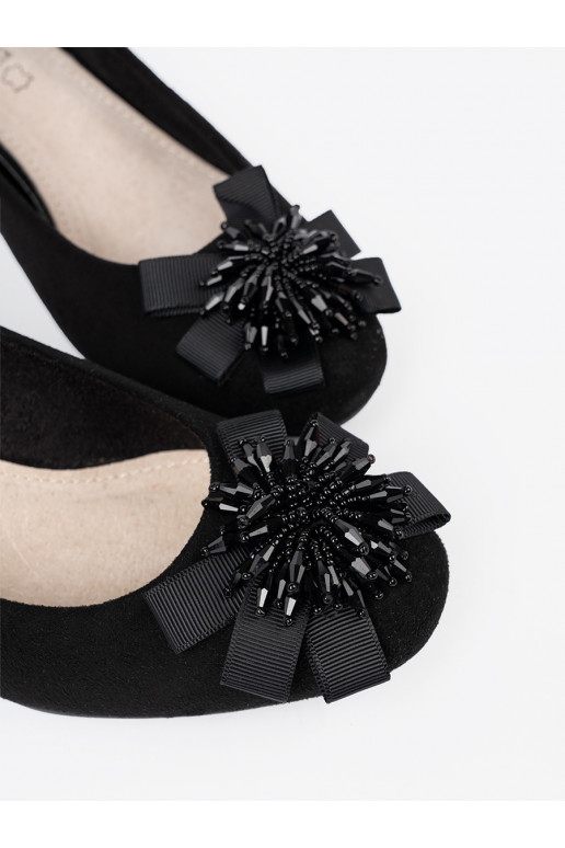 Melns puszābaki z ozdobnym kwiatem