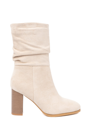 Ziloņkaula krāsas zābaki  i obcasem