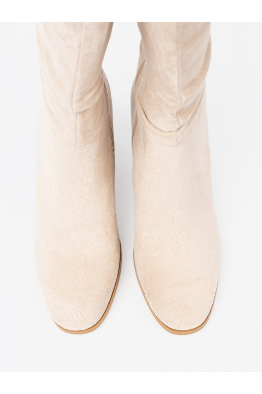 Ziloņkaula krāsas zābaki  i obcasem