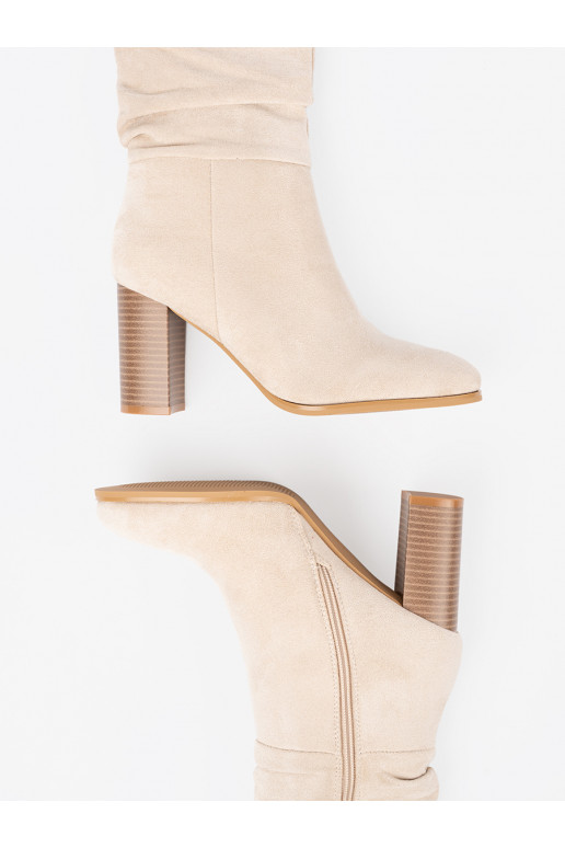 Ziloņkaula krāsas zābaki  i obcasem