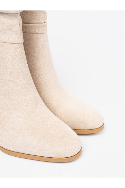 Ziloņkaula krāsas zābaki  i obcasem