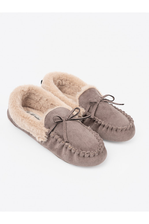 smilšu krāsas kapcie  i puszystym wnętrzem typu mokasīni