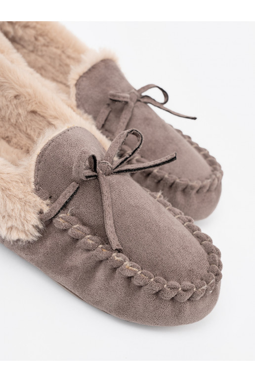 smilšu krāsas kapcie  i puszystym wnętrzem typu mokasīni