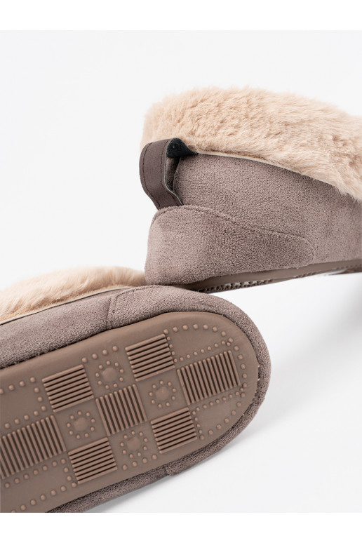 smilšu krāsas kapcie  i puszystym wnętrzem typu mokasīni