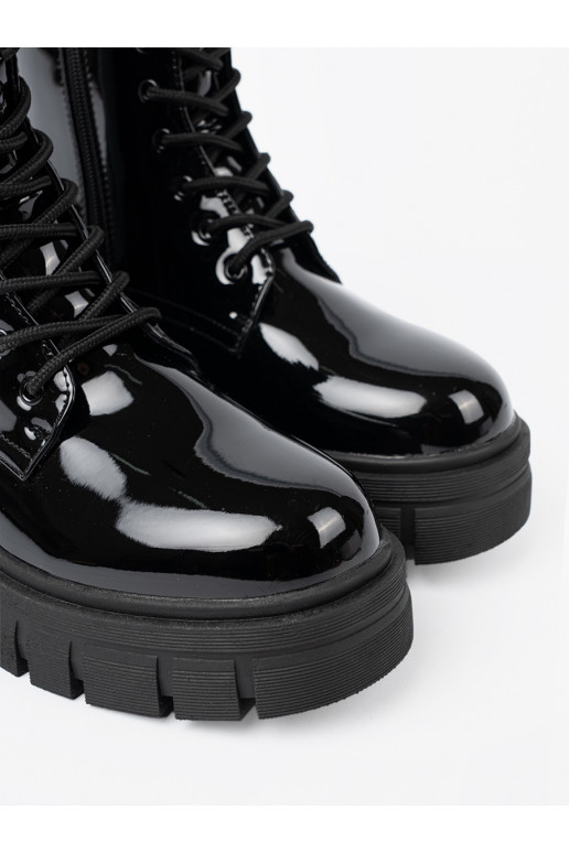 Melns  zābaki na masywnej podeszwie Melns  zābaki na masywnej podeszwie