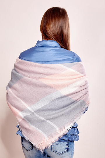 Gaiši rozā adīta šalle 2