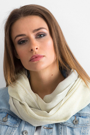 Gaiši bēšs spīdīgs skurstenis