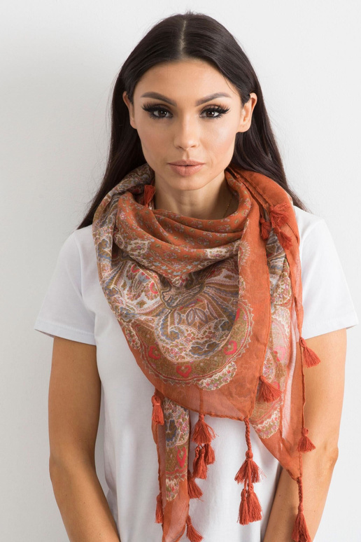 Gaiši brūna šalle ar apdruku un bārkstīm