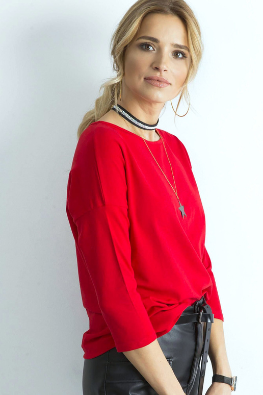 Aprīļa sarkanā blūze