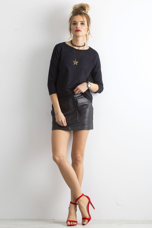 Aprīļa melnā blūze