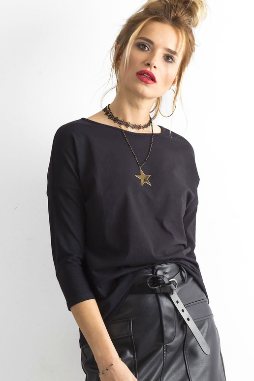 Aprīļa melnā blūze